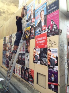 Pose d'affiches à l'échelle au festival d'Avignon 2014