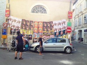 Un mur d'affiches au Festival d'Avignon 2014