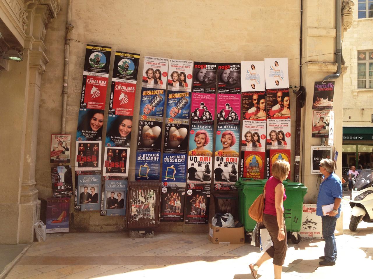 affiches sur un mur au festival d'Avignon 2014