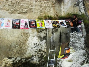 Une bande d'affiches sur une ficelle tendue au Festival d'Avignon 2014