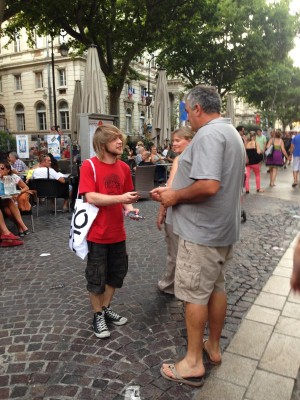 Distribution de flyers dans la rue au Festival d'Avignon 2015