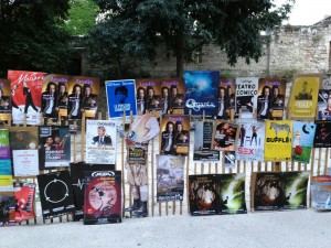 Affiches au festival d'Avignon 2015 pour les spectacles de Quanta, Teatro comico, Toulis, Bufflé, Alain Choquette