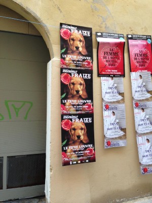 Pose d'affiches au festival d'Avignon 2015 pour les spectacles de Monsieur Fraize, La femme de l'hôtel de Michel Ange, Diva à Sarcelles
