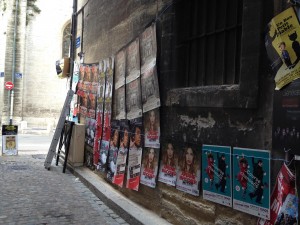 Un mur d'affiches au festival d'Avignon 2015 pour les spectacles de La course aux chansons, Ariane Brodier