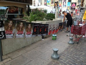 Pose d'affiches au festival d'Avignon 2015 pour les spectacles d'Ariane Brodier, L'homme de Ren