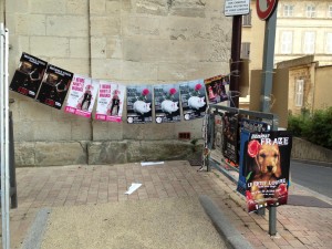 Affiches au festival d'Avignon 2015 pour les spectacles de Monsieur Fraize, 1 Heure avant le mariage, Haute Autriche