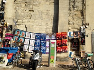 Un mur d'affiches au festival d'Avignon 2015 pour les spectacles de Les Yeux Noirs, L'affaire Dussaert