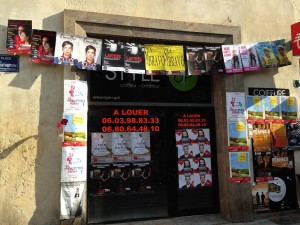 Affiches au festival d'Avignon 2015 pour les spectacles de 1 Heure Avant le Mariage, Lapidée, Ornella, Si Ca Va Bravo