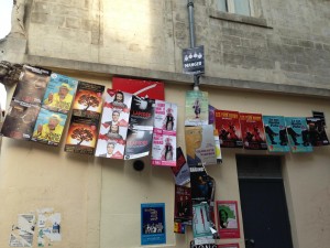 Affiches au festival d'Avignon 2015 pour les spectacles de 1 Heure Avant Le Mariage, Le Cas Martin Piche, Le Chant Des Oliviers