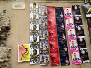 Un mur d'affiches au festival d'Avignon 2015 pour les spectacles Oldelaf, Les Gens Que J'aime, Lapidée, King Kong Théorie, L'Ami des Belges, Des Cailloux Plein Les Poches