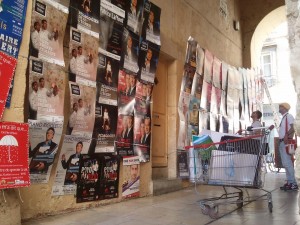 Pose d'affiches au festival d'Avignon 2015 pour les spectacles UnPoyo Rojo, Piano Rigoletto, Ô Vous Frères Humains