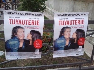 Affiches en boarding au festival d'Avignon 2015 pour le spectacle Tuyauterie
