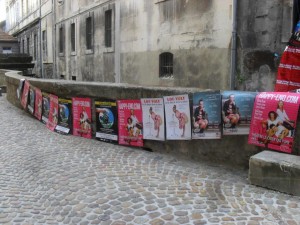 Lignes d'affiches au festival d'Avignon 2015 pour différents spectacles