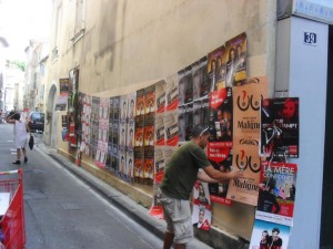 Pose d'affiches au festival d'Avignon 2015 pour différents spectacles du Off
