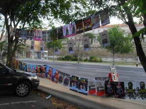 Lignes d'affiches au festival d'Avignon 2015 pour différents spectacles