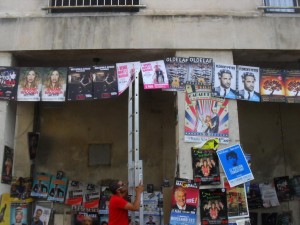 Pose d'affiches au festival d'Avignon 2015 pour les spectacles d' Ariane Brodier, 1 Heure Avant Le Mariage, Oldelaf, Florent Peyre