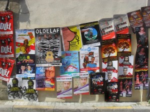 Un mur d'affiches au festival d'Avignon 2015 pour les spectacles d' Oldelaf, Laurence Joseph, Camille et les Maisons Magiques, Un Poyo Rojo, L'Ami de Belges, King Kong Théorie, Passion Simple