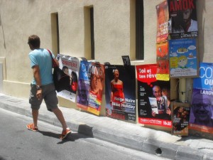Un mur d'affiches au festival d'Avignon 2015 pour les spectacles de Toi et Tes Rêves, Coming Out, Tuyauterie, Neige Noire
