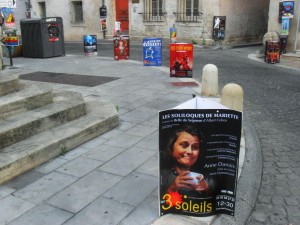 Affiches en boarding au festival d'Avignon 2015 pour les spectacles de Soliloques de Mariette, Les Yeux Noirs, L'Affaire Dussaert