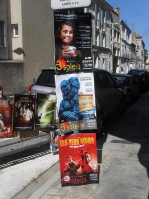 Affiches en boarding au festival d'Avignon 2015 pour les spectacles de Les Yeux Noirs, Parce Que C'était Lui, Les Soliloques de Mariette