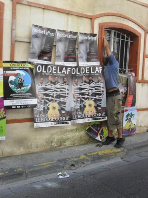 Un farandole d'affiches sur un mur au festival d'Avignon 2015 pour les spectacles de Patrice Laffont, Oldelaf et Cinq de Coeur