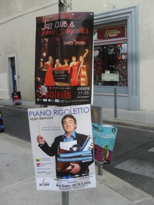 Affiche en boarding au festival d'Avignon 2015 pour les spectacles de Piano Rigoletto et Jazz Club et Talons Aiguilles