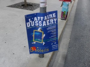 Affiche en boarding au festival d'Avignon 2015 pour le spectacle de L'Affaire Dussaert