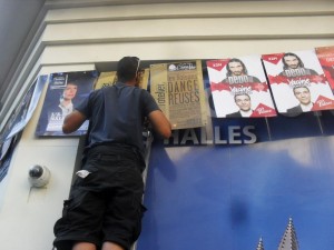 Pose d'affiches au festival d'Avignon 2015 pour les spectacles de Dedo-Yacine Belhousse, Les Liaisons Dangereuses