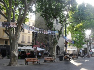 Une ligne d'affiches au festival d'Avignon 2015 pour différents spectacles