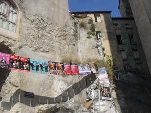 Un mur d'affiches au festival d'Avignon 2015 pour différents spectacles
