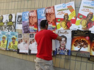 Pose d'affiches au festival d'Avignon 2015 pour les spectacles d'Ornella Fleury, Coming Out, Ô Vous Frères Humains, Le Chant des Oliviers, L'Ami Des Belges, Laurence Joseph, Des Rêves Dans Le Sable