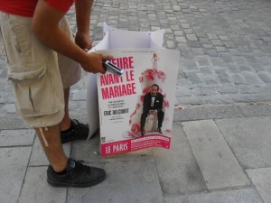 Affiche en boarding du spectacle L'Heure Avant le Mariage au festival d'Avignon 2015