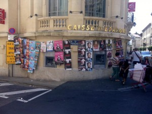 Un mur d'affiches au festival d'Avignon 2015 pour les spectacles de Florent Peyre, Ariane Brodier, Coming Out, Camille et les Maisons Magiques, Emprise