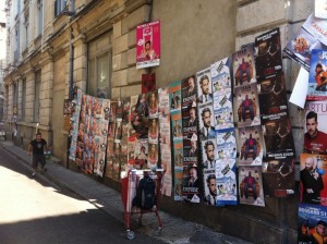 Un mur d'affiches au festival d'Avignon 2015 pour les spectacles de Florent Peyre, Ariane Brodier, Issa