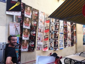 Pose d'affiches au festival d'Avignon 2015 pour les spectacles d'Ariane Brodier, Un Poyo Rojo, Florent Peyre, La Chanson Des Nuages, Emprise
