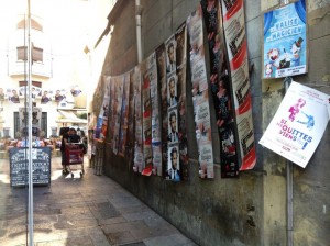 Un mur d'affiches au festival d'Avignon 2015 pour différents spectacles