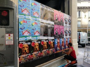 Pose d'affiches au festival d'Avignon 2015 pour les spectacles de Monsieur Fraize, Coming Out, Patrice Laffont, Camille et les Maisons Magiques