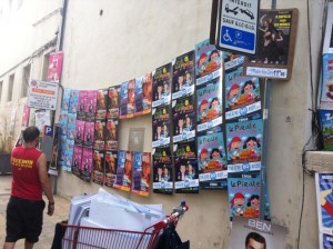Pose d'affiches au festival d'Avignon 2015 pour différents spectacles