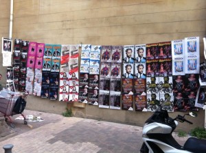 Un mur d'affiches au festival d'Avignon 2015