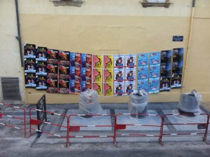 Mur d'affiches au festival d'Avignon 2015