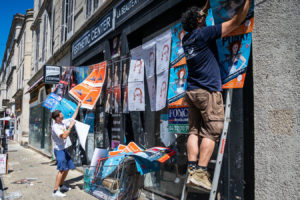 Affichage dans la rue avec des échelles au festival d’Avignon pour des spectacles de théâtre