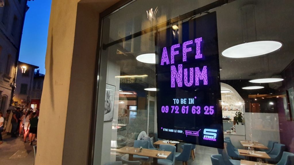 Écrans d'affichages digital de publicité dans le centre-ville d'Avignon pendant le festival.